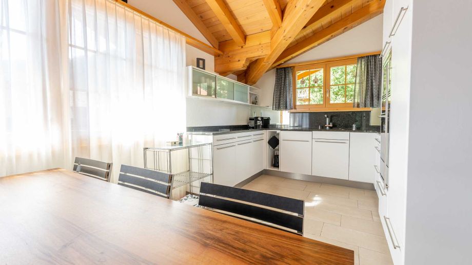 Essbereich bei Küche CHRIMITH Ferienwohnung Adelboden